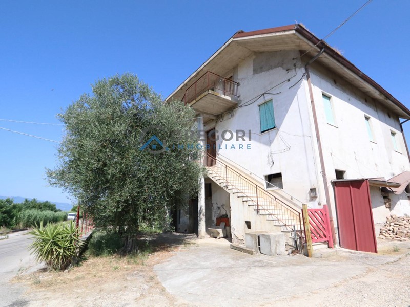 Casa Indipendente in Vendita a Colli del Tronto, 130'000€, 216 m²