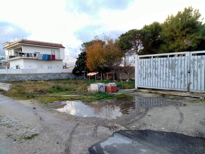 Terreno industriale in Vendita a Castello di Cisterna, 130'000€, 1100 m²