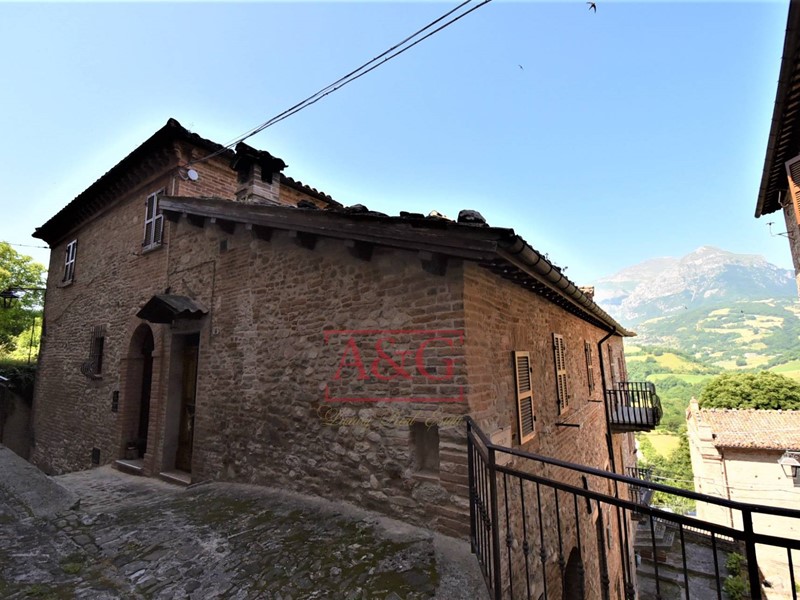 Quadrilocale in Vendita a Montefortino, 65'000€, 105 m²