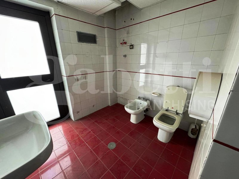 Ufficio in Vendita a Rende, 300'000€, 363 m²
