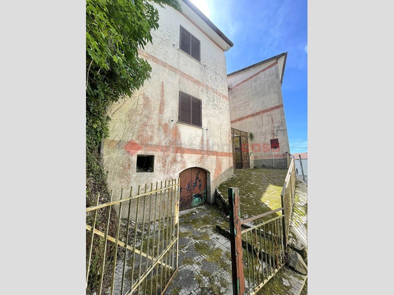 Casa Indipendente in Vendita a Roccamonfina, 25'000€, 180 m²