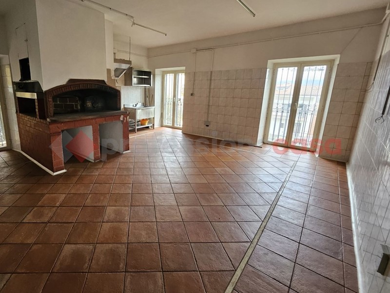 Negozio in Affitto a Frosinone, 680€, 90 m²
