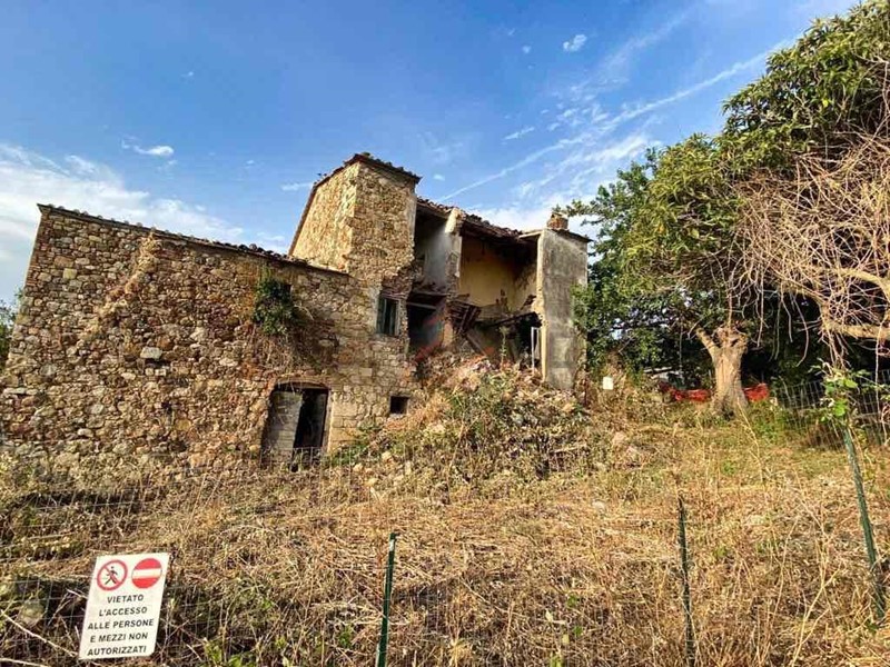 Casa di corte in Vendita a Roccastrada, zona Ribolla, 56'000€, 260 m²