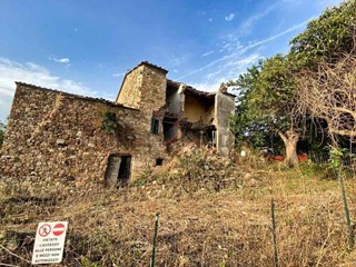 Casa di corte in Vendita a Roccastrada, zona Ribolla, 56'000€, 260 m²