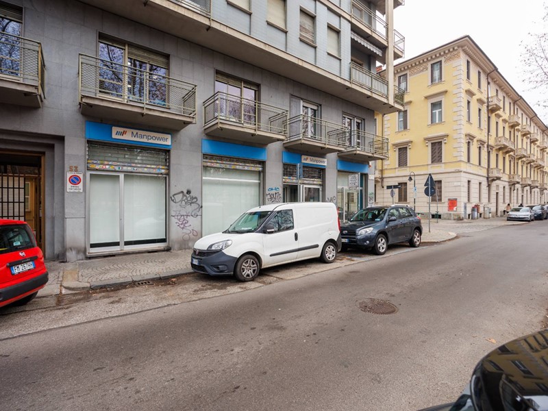 Capannone in Vendita a Torino, 1200 m²