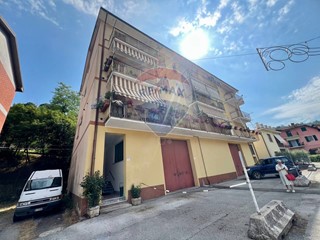Quadrilocale in Vendita a Varese Ligure, 75'000€, 97 m²