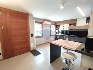 Casa Semi Indipendente in Vendita a Valdobbiadene, 290'000€, 200 m²