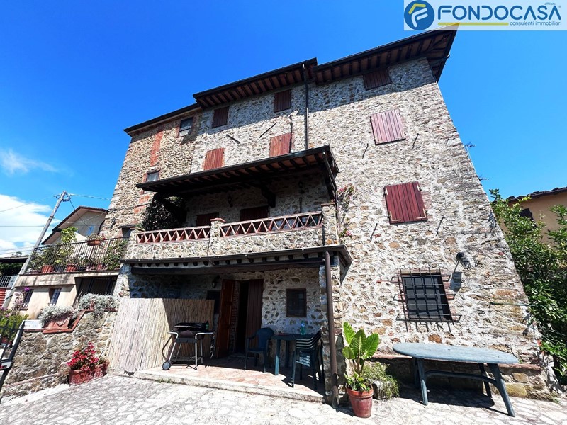 Casa Semi Indipendente in Vendita a Camaiore, 220 m²