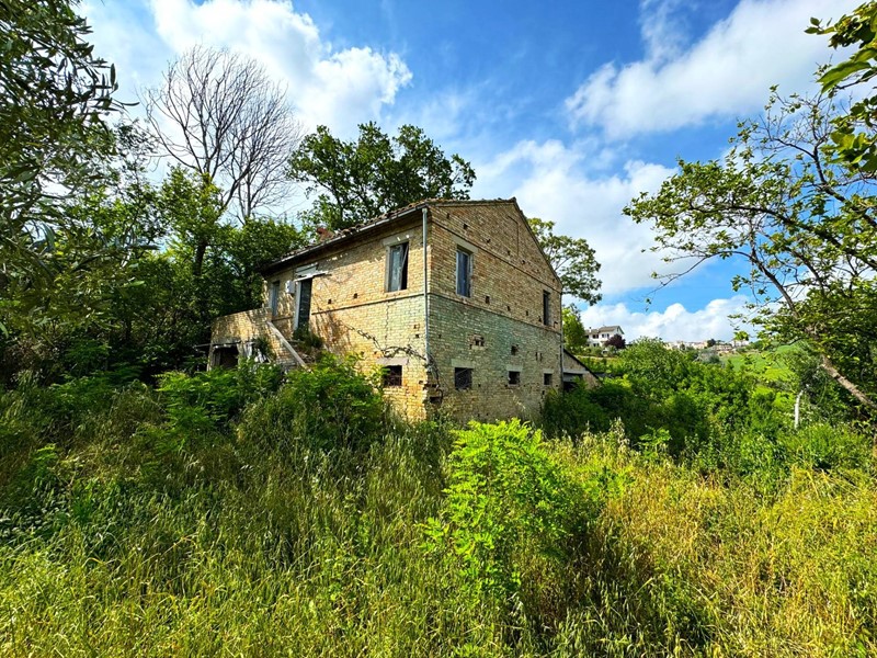 Rustico in Vendita a Fermo, 87'000€, 200 m²