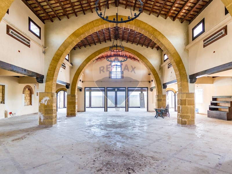Immobile commerciale in Vendita a Castelvetrano, 1'250'000&euro;, 1700 m², con Box