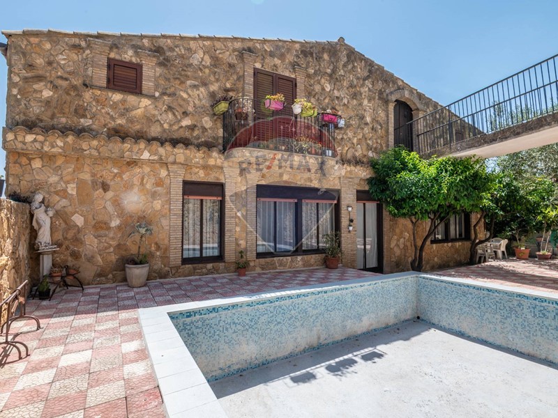 Villa in Vendita a Mirabella Imbaccari, 115'000&euro;, 139 m²