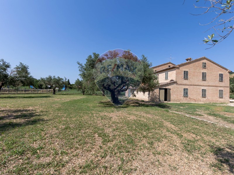 Casa Indipendente in Vendita a Jesi, 338'000€, 432 m², con Box