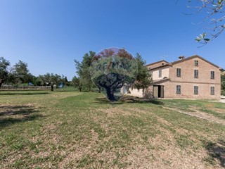 Casa Indipendente in Vendita a Jesi, 338'000€, 432 m², con Box