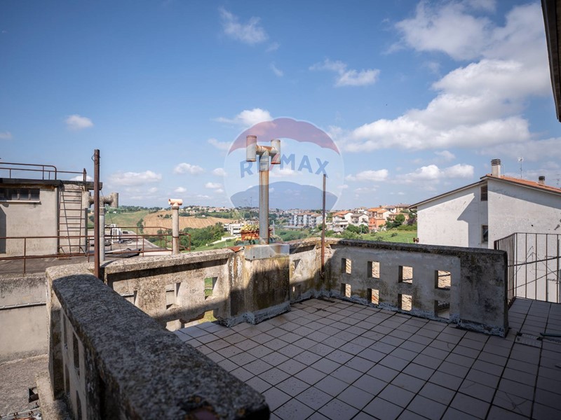 Casa Indipendente in Vendita a Santa Maria Nuova, 165'000€, 540 m²