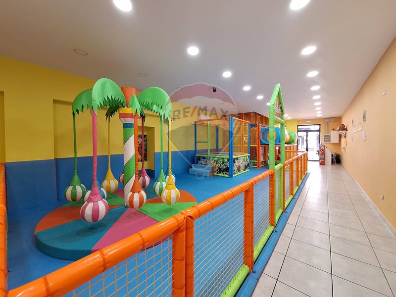 Immobile commerciale in Vendita a Napoli, 295'000€, 194 m²