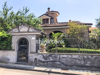 Villa in Vendita a Motta Sant'Anastasia, 450'000€, 584 m²