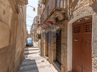 Appartamento in Vendita a Caltagirone, 32'000€, 200 m²