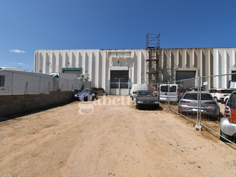 Capannone in Vendita a Olbia, 310'000€, 300 m²