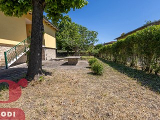 Casa Indipendente in Vendita a Fratta Todina, 205'000€, 400 m²