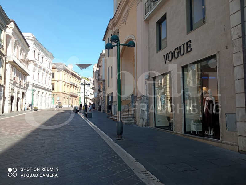 Negozio in Affitto a Benevento, 1'800€, 170 m²