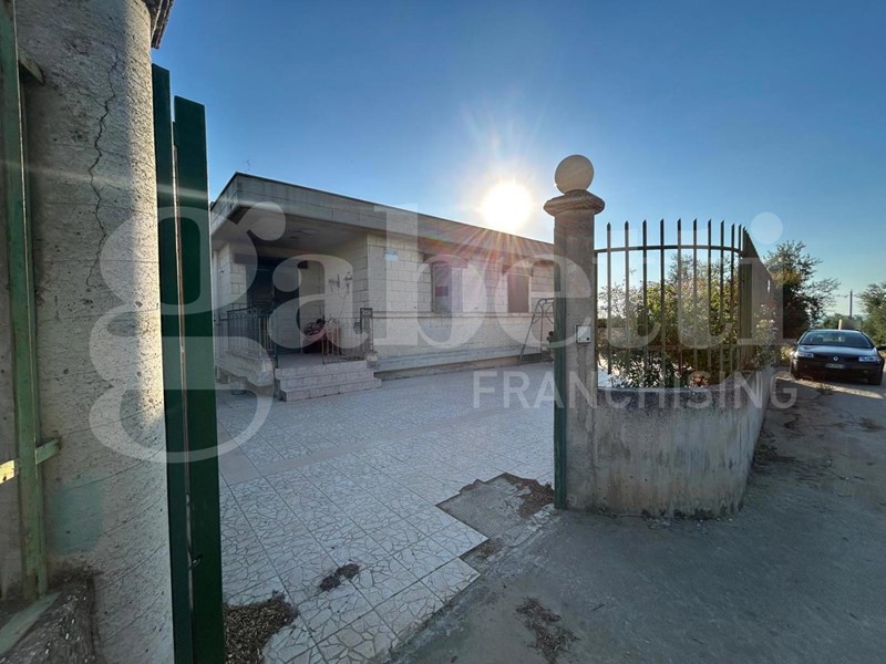 Villa in Vendita a Canosa di Puglia, 149'000€, 130 m²
