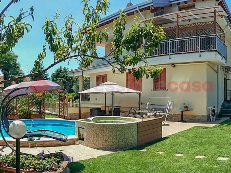 Villa in Vendita a Dairago, 550'000€, 530 m²