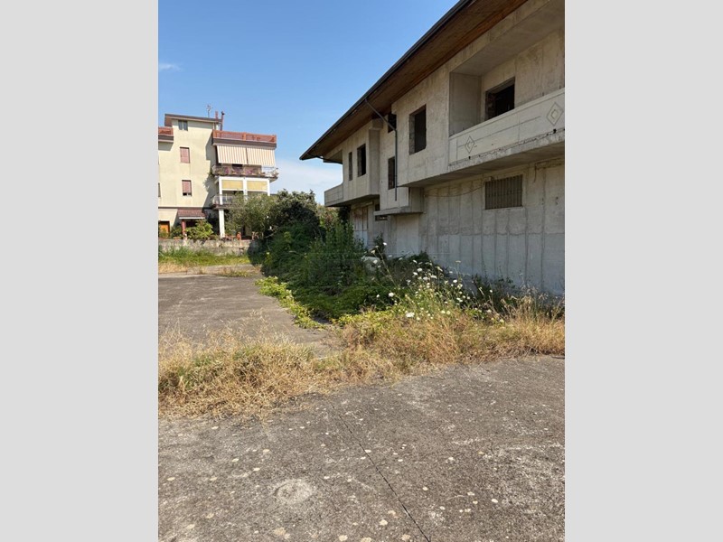 Casa Indipendente in Vendita a Salerno, zona SAN LEONARDO, 800 m²