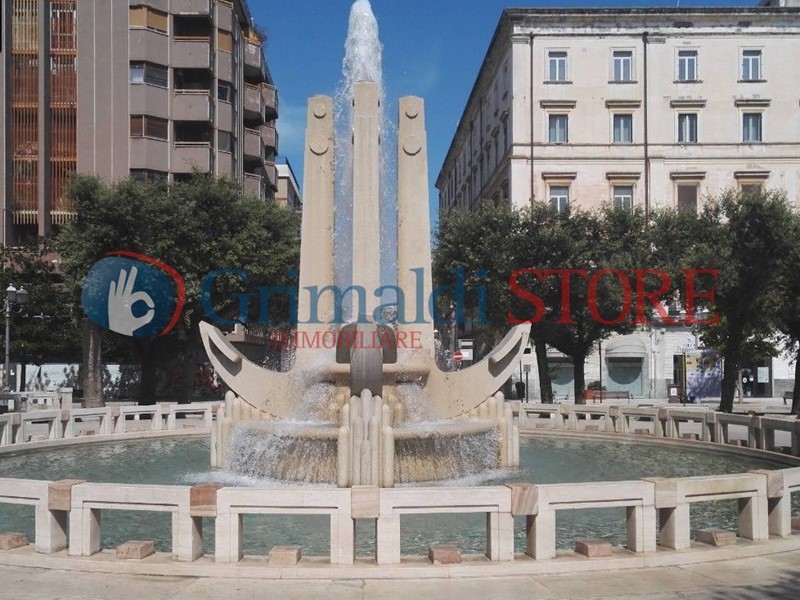 Immobile commerciale in Vendita a Brindisi, 230'000€, 158 m²