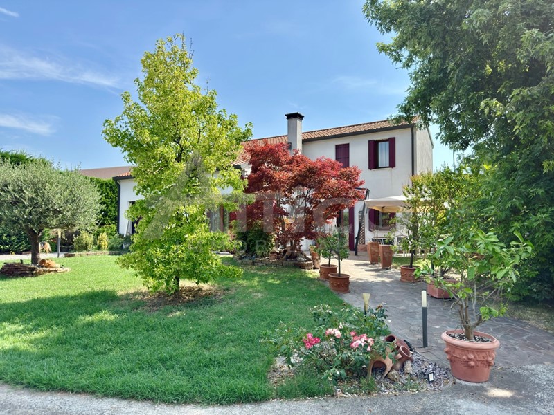 Casa Indipendente in Vendita a Bosaro, 220'000€, 170 m², arredato, con Box