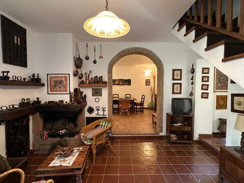 Casa Indipendente in Vendita a Alseno, zona Castelnuovo Fogliani, 150 m², con Box