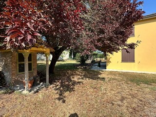 Casa Indipendente in Vendita a Alseno, zona Castelnuovo Fogliani, 150 m², con Box