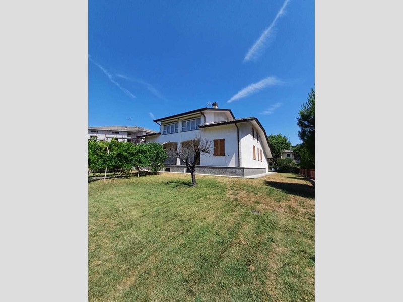 Casa Indipendente in Vendita a Varano de' Melegari, 550'000&euro;, 310 m²