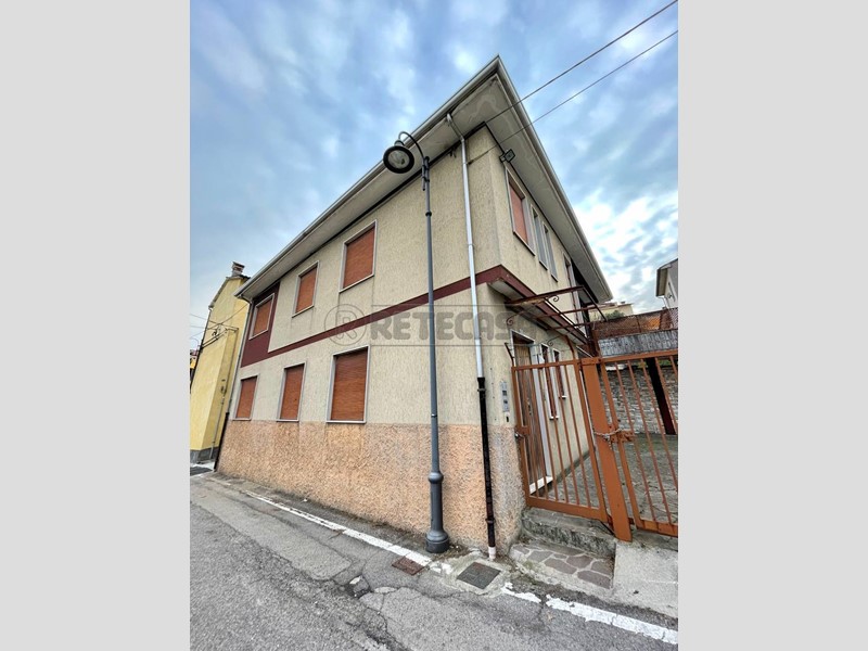 Casa Indipendente in Vendita a Montorso Vicentino, 260 m², con Box