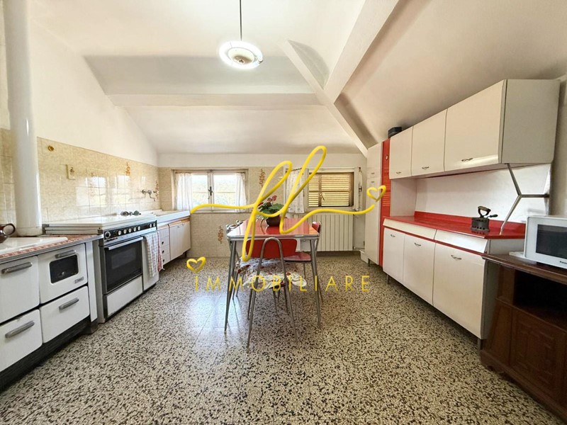 Appartamento in Vendita a Guardistallo, zona Casino di Terra, 90'000€, 115 m², con Box