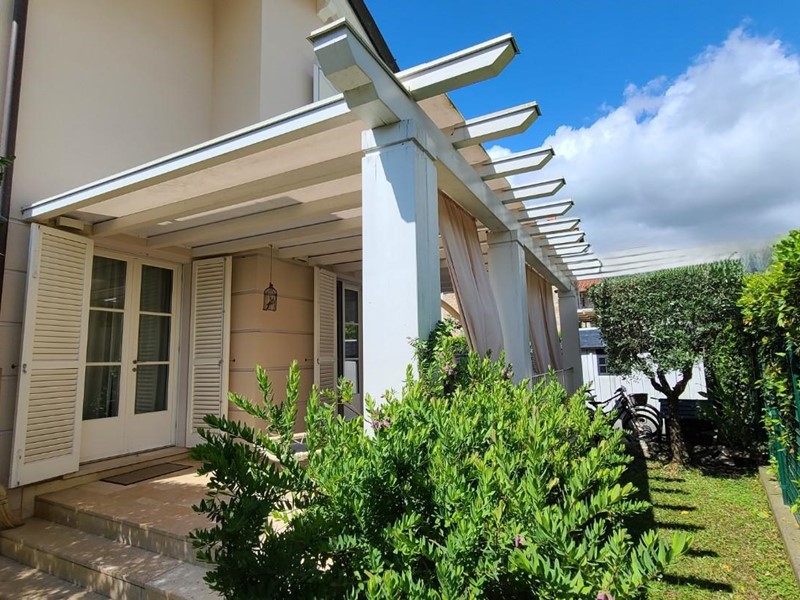 Villa in Vendita a Pietrasanta, 980'000€, 240 m², arredato