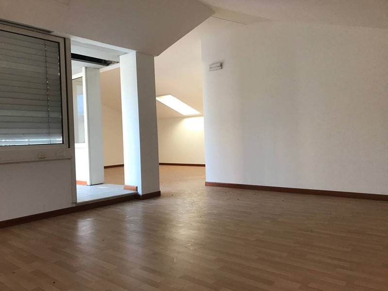 Ufficio in Affitto a Villorba, 750€, 118 m²
