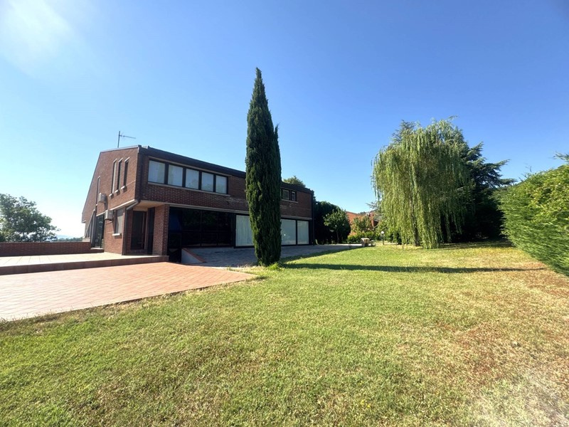 Villa in Vendita a Fabriano, 620'000€, 460 m², con Box