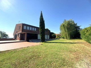 Villa in Vendita a Fabriano, 620'000€, 460 m², con Box