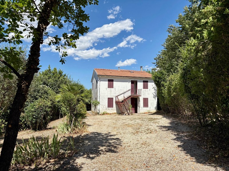 Casa Indipendente in Vendita a Belvedere Ostrense, 140'000€, 200 m²