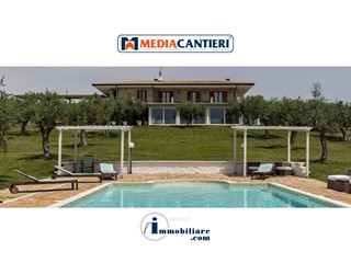 Villa in Vendita a Loreto Aprutino, 1'650'000€, 895 m²