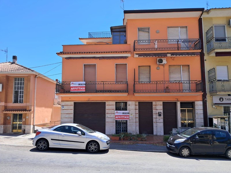Immobile commerciale in Affitto a Frosinone, 1'200€, 200 m²