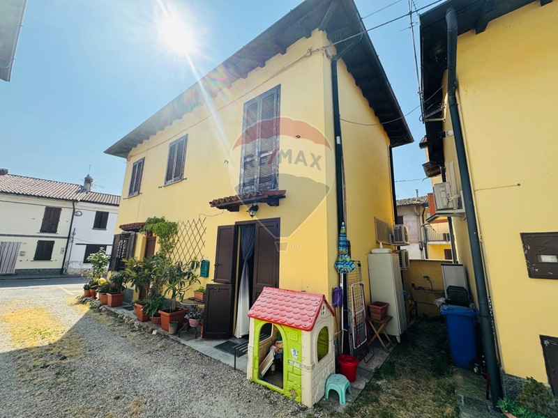 Casa Semi Indipendente in Vendita a Vellezzo Bellini, 119'000€, 120 m²