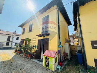 Casa Semi Indipendente in Vendita a Vellezzo Bellini, 119'000€, 120 m²