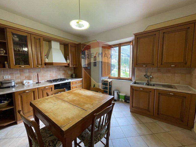 Casa Semi Indipendente in Vendita a Bagni di Lucca, 147'000€, 150 m²