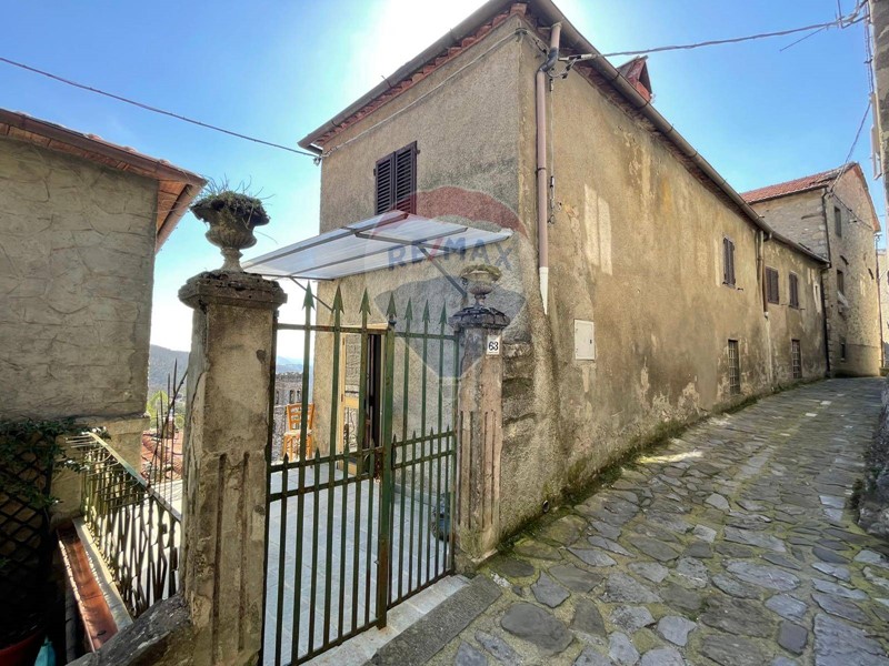Casa Indipendente in Vendita a Bagni di Lucca, 37'000€, 205 m²