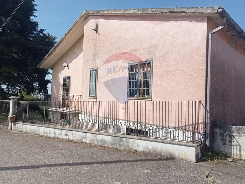 Casa Indipendente in Vendita a Benevento, 89'000€, 240 m²