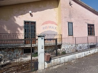 Casa Indipendente in Vendita a Benevento, 89'000€, 240 m²