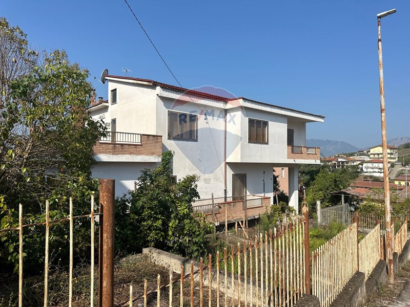 Casa Indipendente in Vendita a Benevento, 165'000€, 260 m²