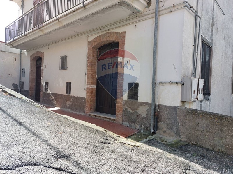 Appartamento in Vendita a Ceppaloni, 52'000&euro;, 110 m²