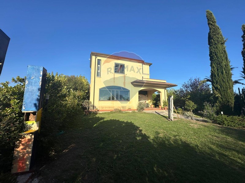 Casa Indipendente in Vendita a Benevento, 490'000€, 340 m², con Box